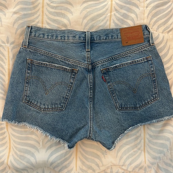Levi Denim Shorts - size 30 - Picture 2 of 2